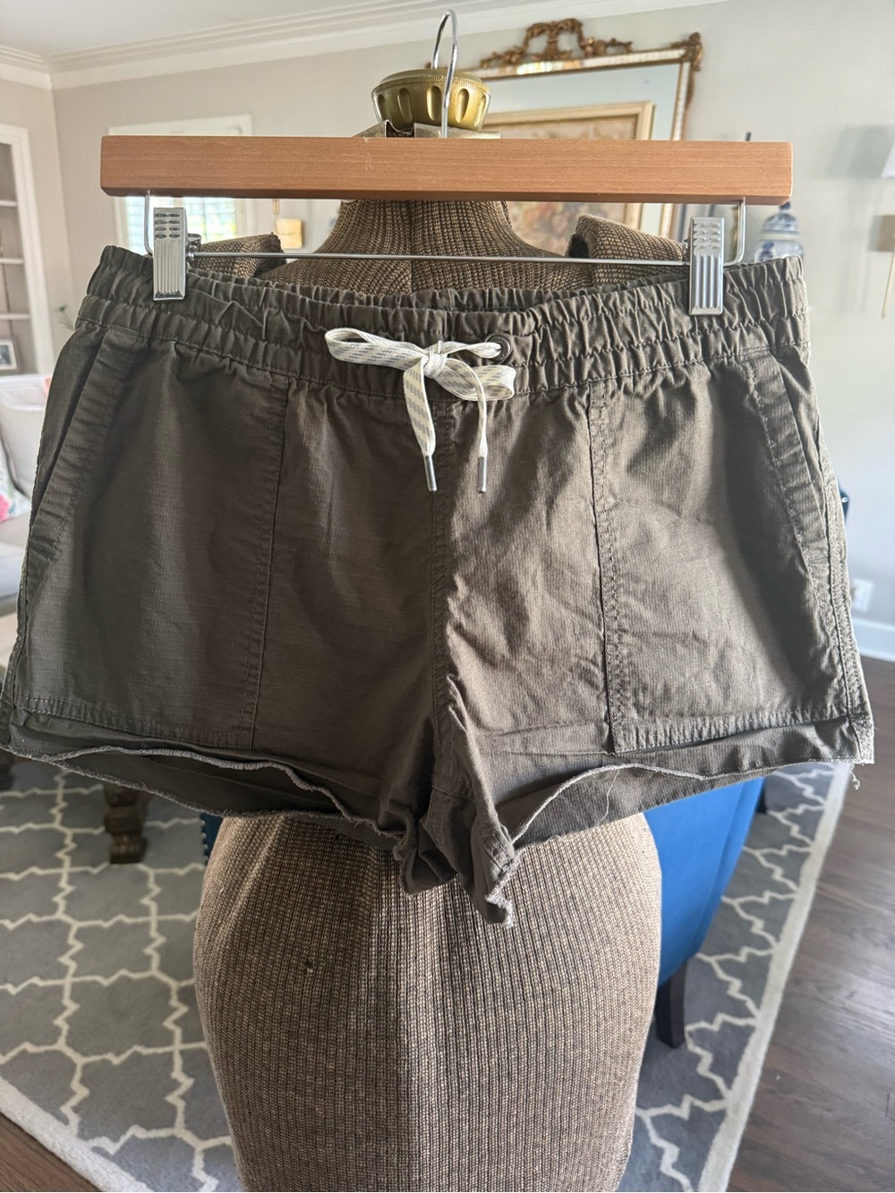 Vuori Vintage Ripstop Shorts Women's size small in dark oregano - Picture 3 of 6